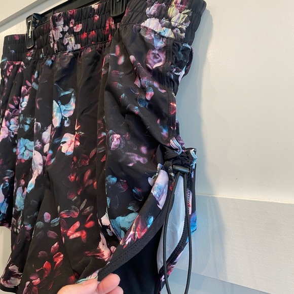 Avía Floral Women's Shorts Size XXL - Picture 3 of 7